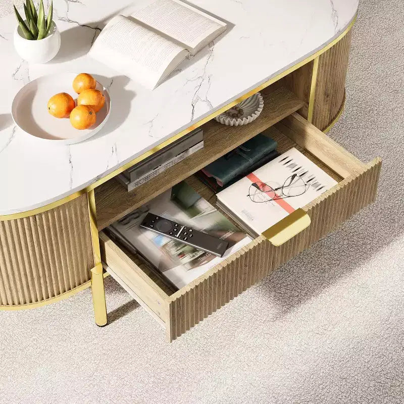 Table basse cannelée moderne COZONY avec tiroir, dessus ovale en faux marbre de 48" et pieds dorés pour salon