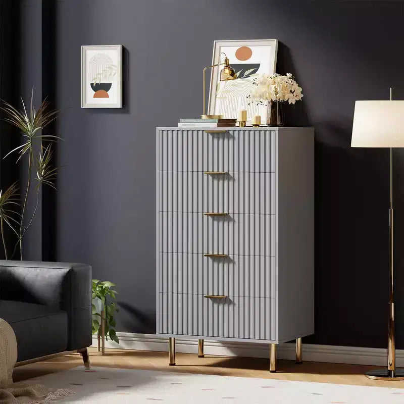 Commode moderne en bois de 122 cm de haut avec 5 tiroirs cannelés profonds et un large plateau pour chambre à coucher, salon, couloir, chambre d'enfant