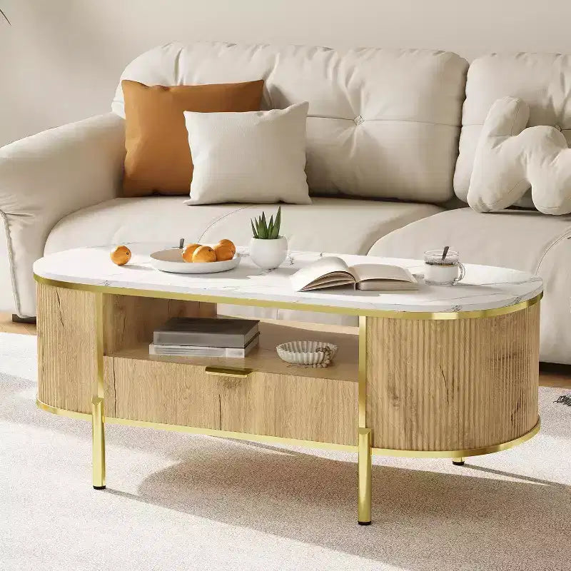 Table basse ovale Acekool 48 avec plateau en faux marbre, pieds en métal doré, design en bois cannelé et tiroir de rangement, table de salon moderne bleu marine