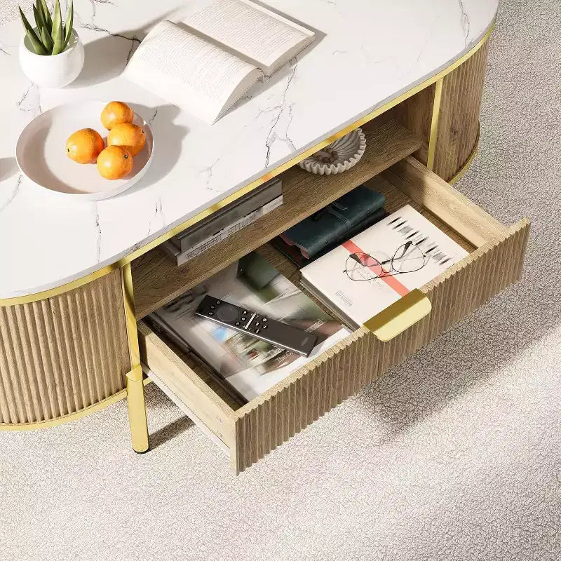 Table basse ovale Acekool 48 avec plateau en faux marbre, pieds en métal doré, design en bois cannelé et tiroir de rangement, table de salon moderne bleu marine
