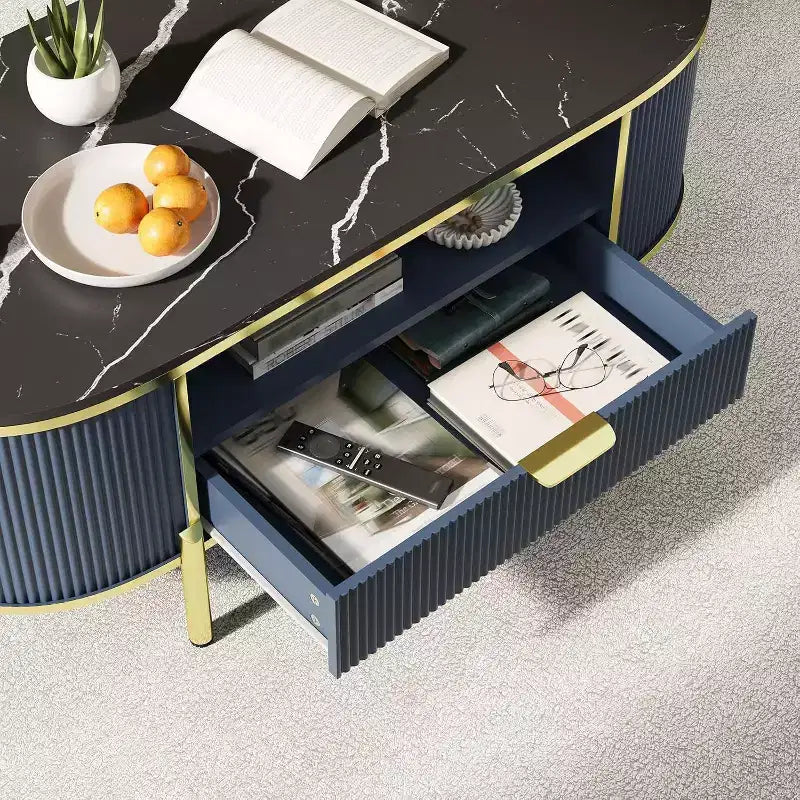 Table basse ovale Acekool 48 avec plateau en faux marbre, pieds en métal doré, design en bois cannelé et tiroir de rangement, table de salon moderne bleu marine