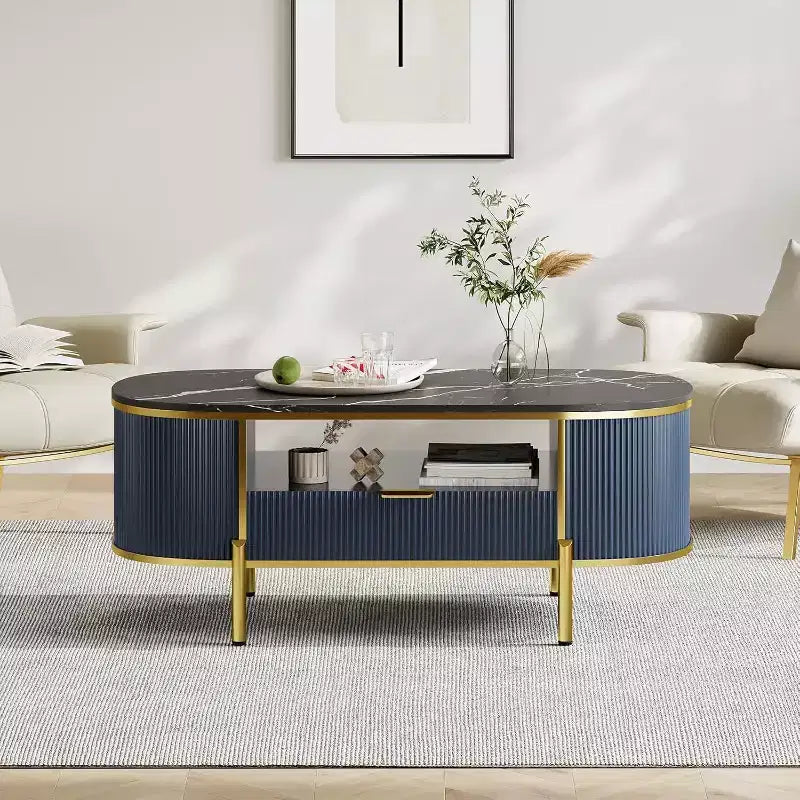 Table basse ovale Acekool 48 avec plateau en faux marbre, pieds en métal doré, design en bois cannelé et tiroir de rangement, table de salon moderne bleu marine