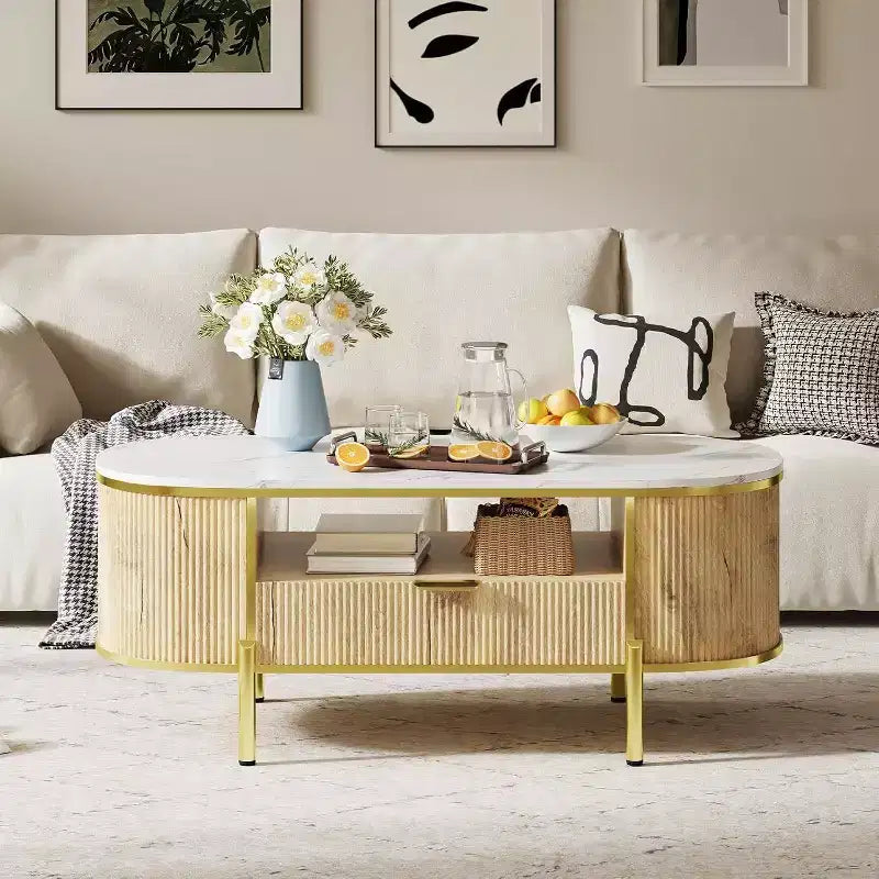 Table basse ovale Acekool 48 avec plateau en faux marbre, pieds en métal doré, design en bois cannelé et tiroir de rangement, table de salon moderne bleu marine