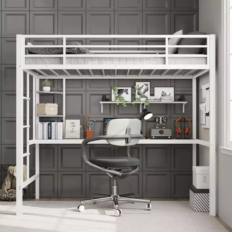 Lit mezzanine métallique Acekool une place avec bureau et étagères de rangement, garde-corps et échelle, lit peu encombrant pour enfants, adolescents, adultes, blanc/noir