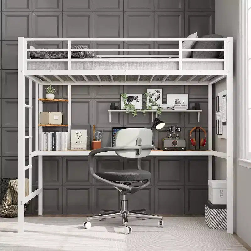 Lit mezzanine métallique Acekool une place avec bureau et étagères de rangement, garde-corps et échelle, lit peu encombrant pour enfants, adolescents, adultes, blanc/noir