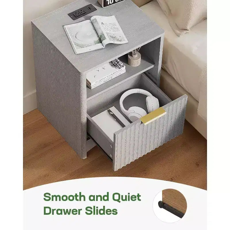 Table de chevet cannelée Marsail avec station de recharge, table de chevet réglable avec ports USB et CA, table d'appoint à 1 tiroir, finition grain de bois, chambre, gris