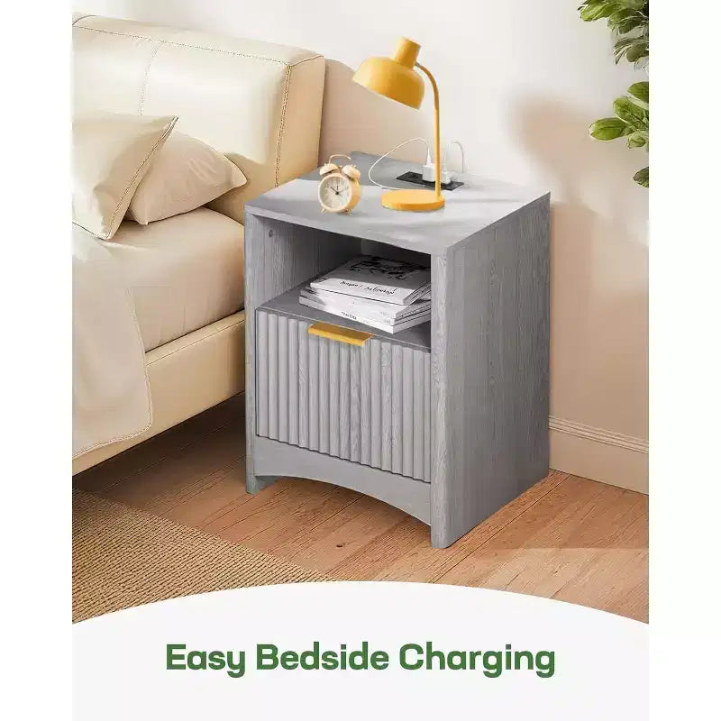Table de chevet cannelée Marsail avec station de recharge, table de chevet réglable avec ports USB et CA, table d'appoint à 1 tiroir, finition grain de bois, chambre, gris