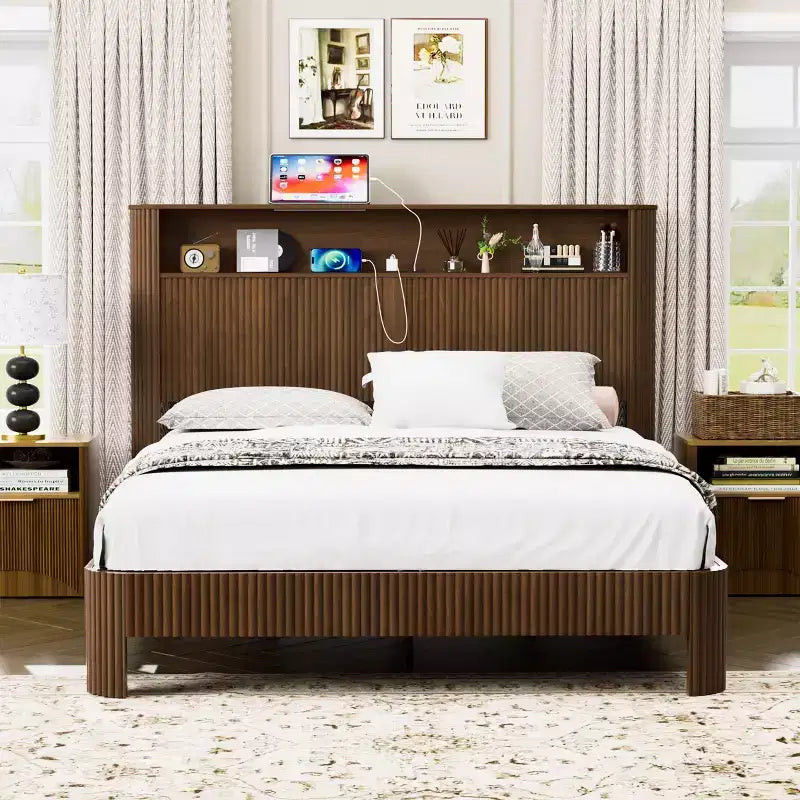 Cadre de lit ModernLuxe Queen/Full XL avec tête de lit de rangement, station de charge intégrée, design ondulé, support silencieux