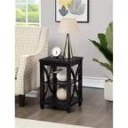 Table d'appoint HomeStock Belmont avec côtés en X doux et deux étagères, en bois d'hévéa massif avec placage de chêne pour le rangement du salon