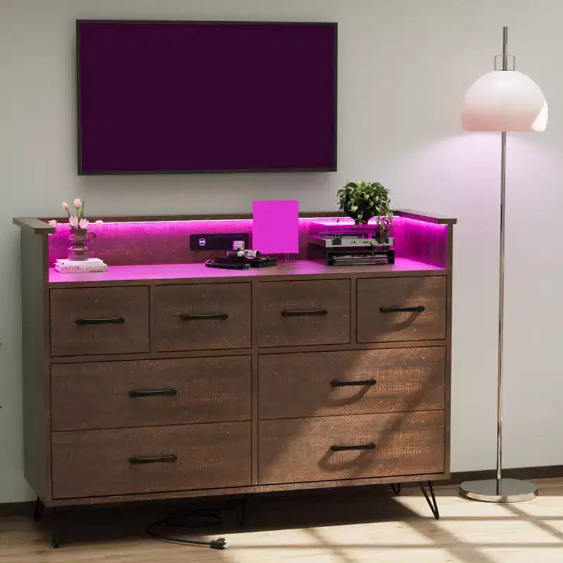Meuble TV commode COZONY 8 tiroirs, centre de divertissement en bois avec éclairage LED, station de charge, grand rangement pour chambre et salon