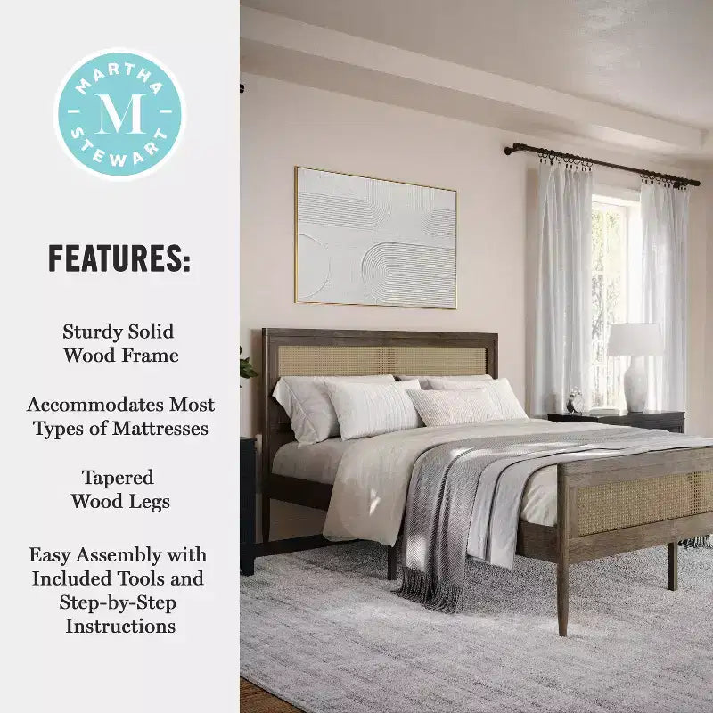 Lit plateforme Martha Stewart Jax en bois massif avec tête et pied de lit en rotin, aucun sommier tapissier requis
