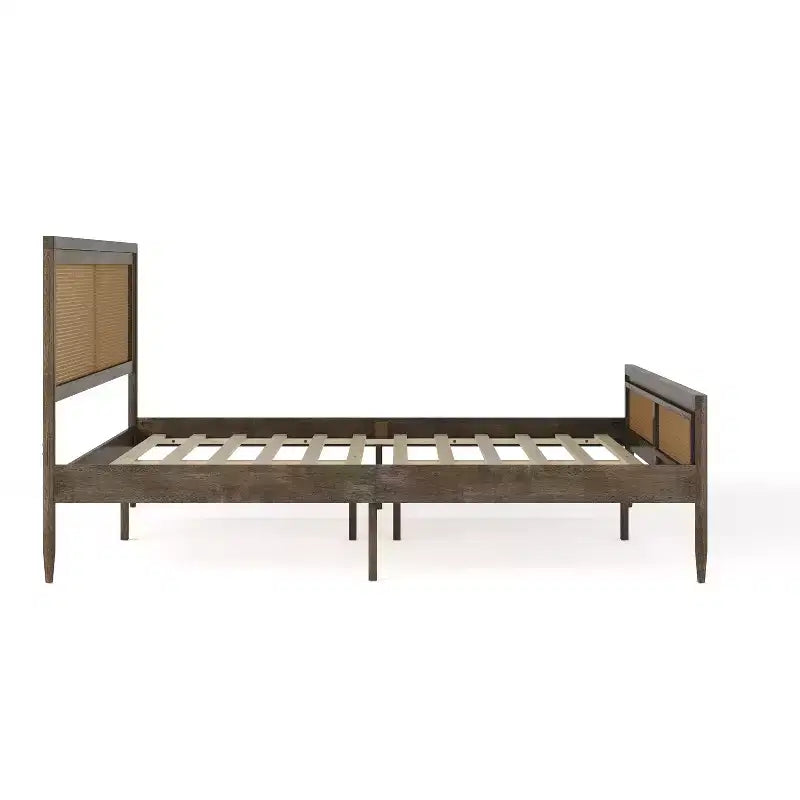 Lit plateforme Martha Stewart Jax en bois massif avec tête et pied de lit en rotin, aucun sommier tapissier requis