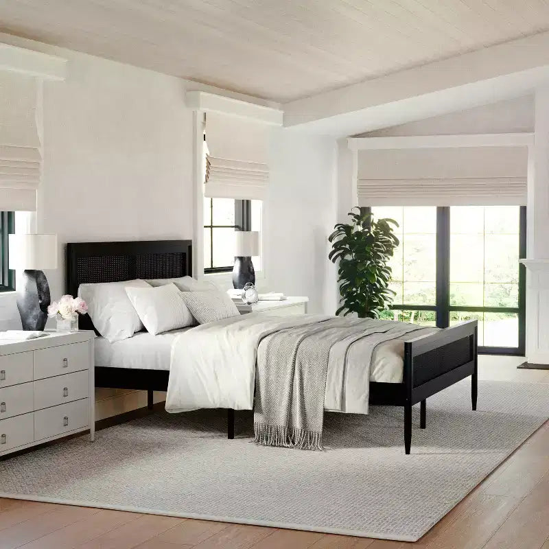 Lit plateforme Martha Stewart Jax en bois massif avec tête et pied de lit en rotin, aucun sommier tapissier requis