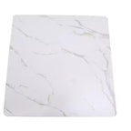 Table à manger carrée LeisureMod Bristol – Plateau en MDF blanc marbré avec base piédestal en acier doré, cuisine moderne, salle à manger, café, petit appartement