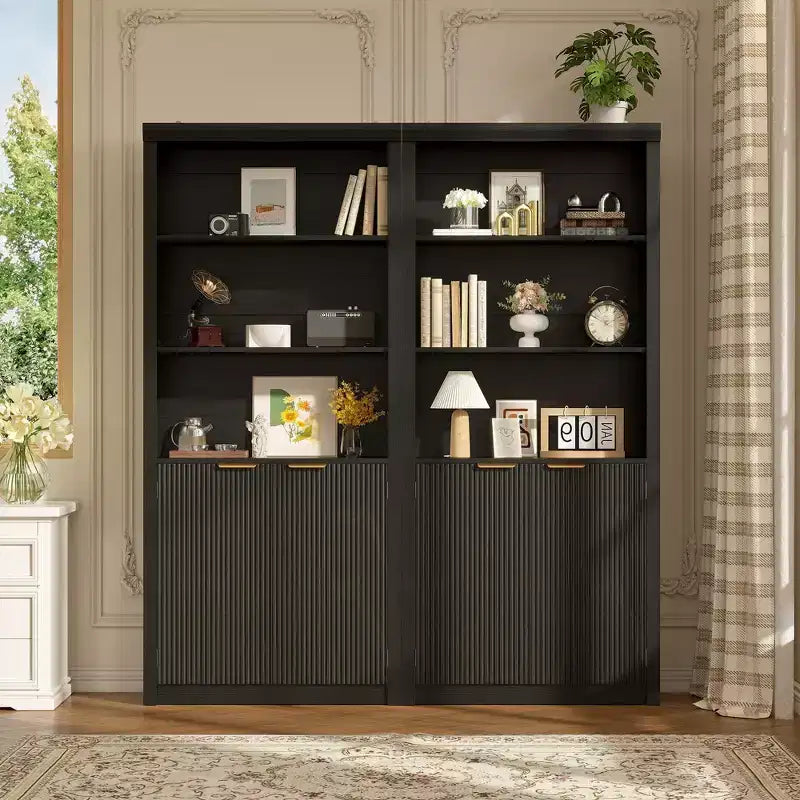 Bibliothèque haute de 71 po avec portes cannelées, étagères de présentation à 5 niveaux avec armoire de rangement et étagère réglable, bibliothèques modernes du milieu du siècle
