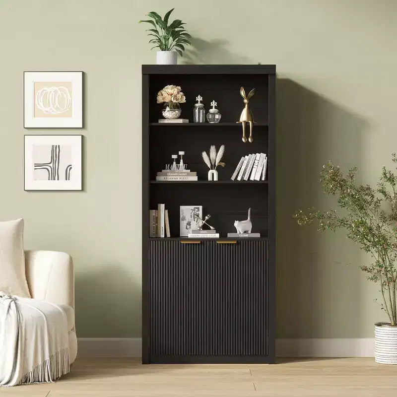 Bibliothèque haute de 71 po avec portes cannelées, étagères de présentation à 5 niveaux avec armoire de rangement et étagère réglable, bibliothèques modernes du milieu du siècle
