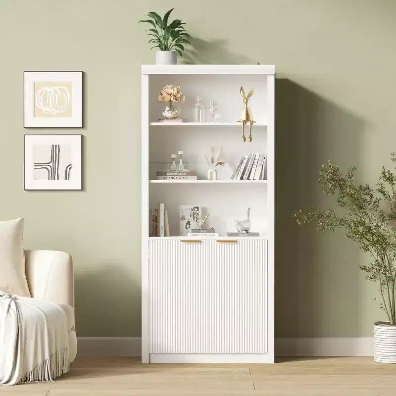 Bibliothèque haute de 71 po avec portes cannelées, étagères de présentation à 5 niveaux avec armoire de rangement et étagère réglable, bibliothèques modernes du milieu du siècle
