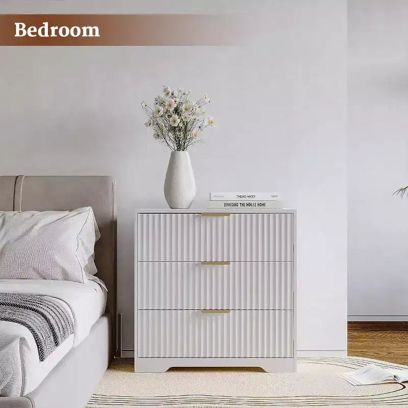 Table de chevet blanche de 68,5 cm de large avec 3 tiroirs, table de chevet moderne en bois cannelé, grande commode de rangement pour chambre à coucher, salon, meubles de maison.