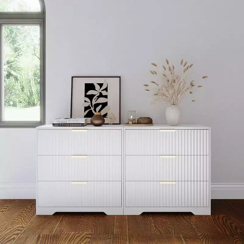 Table de chevet blanche de 68,5 cm de large avec 3 tiroirs, table de chevet moderne en bois cannelé, grande commode de rangement pour chambre à coucher, salon, meubles de maison.