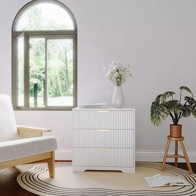 Table de chevet blanche de 68,5 cm de large avec 3 tiroirs, table de chevet moderne en bois cannelé, grande commode de rangement pour chambre à coucher, salon, meubles de maison.