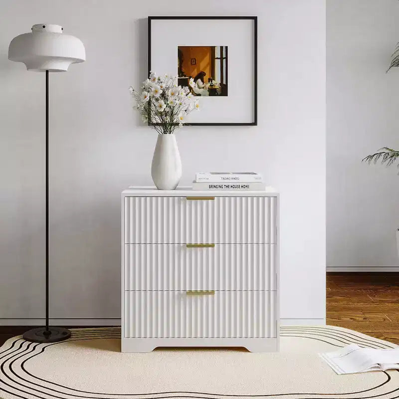 Table de chevet blanche de 68,5 cm de large avec 3 tiroirs, table de chevet moderne en bois cannelé, grande commode de rangement pour chambre à coucher, salon, meubles de maison.