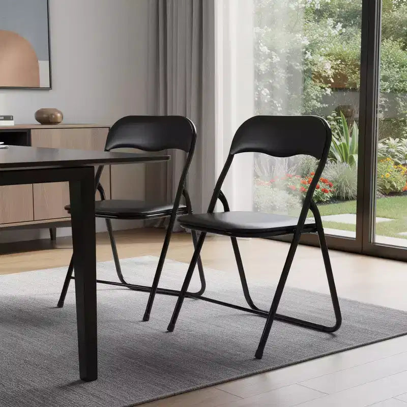 Lot de deux chaises pliantes HomeRoots en similicuir noir et acier