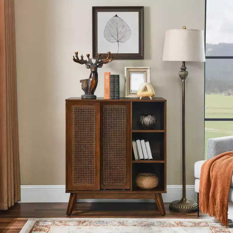 JVNOXK Buffet moderne en rotin d'inspiration médiévale avec étagères réglables et base en bois massif, idéal pour les entrées ou les cuisines. Disponible en bois foncé