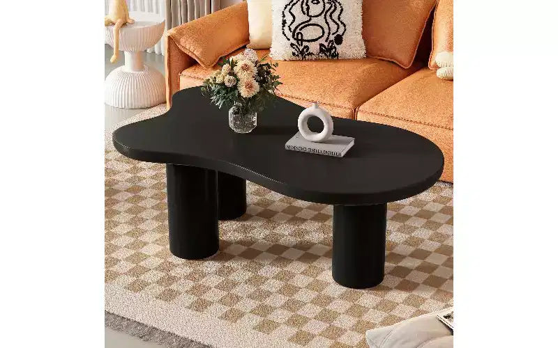 Table basse TUYOHW en MDF en forme de nuage avec bord arrondi, pieds cylindriques épais, table d'appoint irrégulière à 3 pieds robustes pour le salon