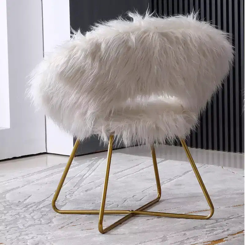 TUYOHW Fauteuil d'appoint en Fausse Fourrure, Fauteuil Baril Rembourré avec Piètement Luge Doré, Patins Anti-Rayures, Fauteuil Lounge Moderne pour Salon, Chambre