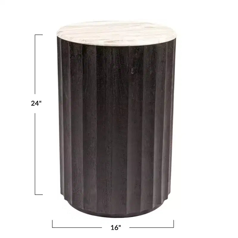 Table d'appoint cannelée Storied Home en bois de manguier avec plateau en marbre, finition noire
