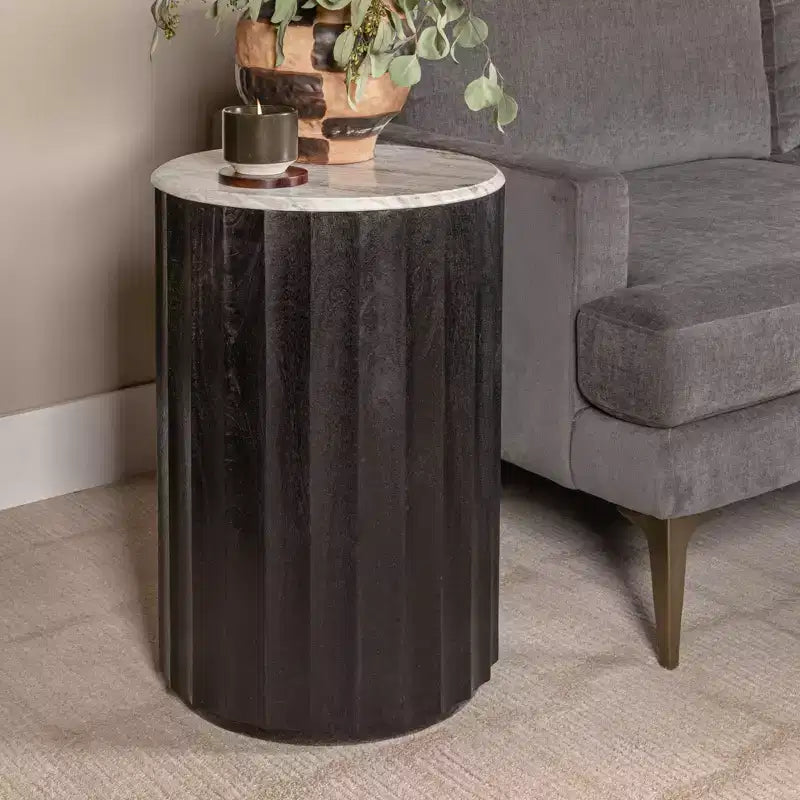 Table d'appoint cannelée Storied Home en bois de manguier avec plateau en marbre, finition noire