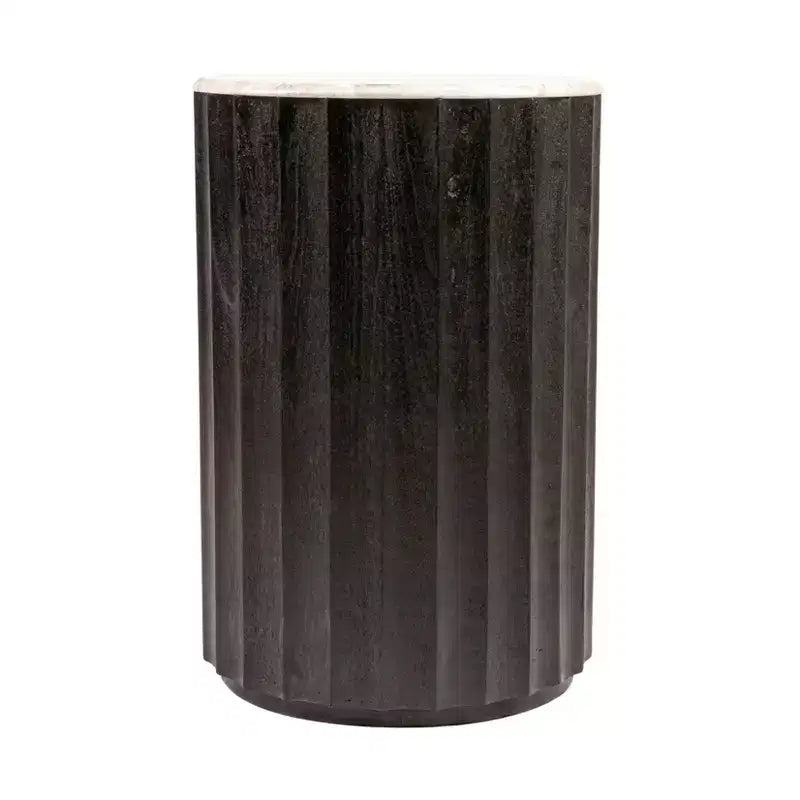 Table d'appoint cannelée Storied Home en bois de manguier avec plateau en marbre, finition noire