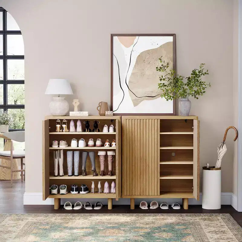Meuble à chaussures rustique avec portes cannelées de 41,5 po - Banc d'entrée à 5 niveaux avec 4 étagères réglables pour le rangement dans le couloir et le foyer