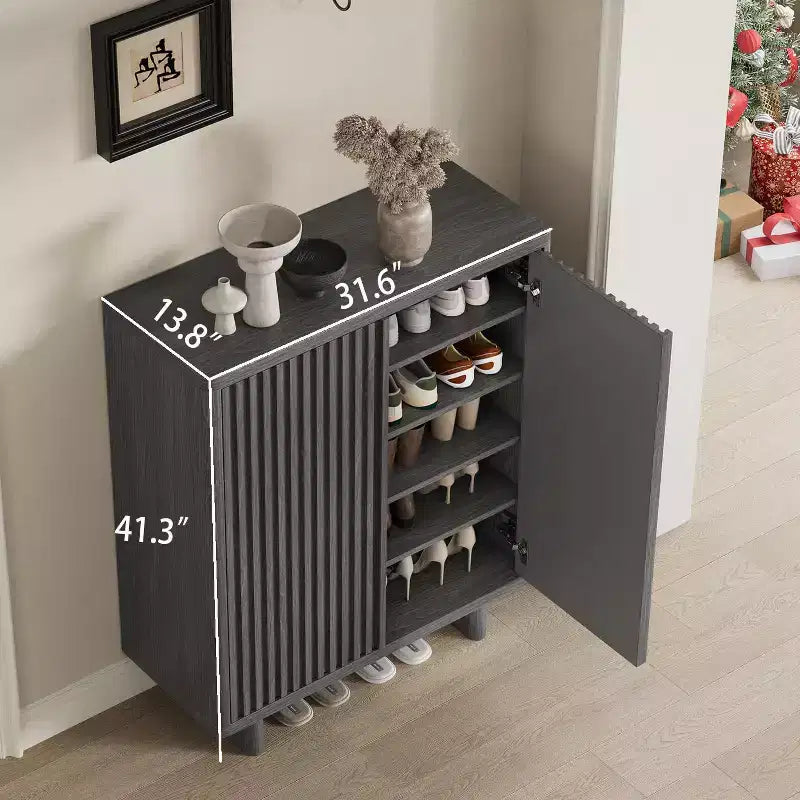 Meuble à chaussures rustique avec portes cannelées de 41,5 po - Banc d'entrée à 5 niveaux avec 4 étagères réglables pour le rangement dans le couloir et le foyer