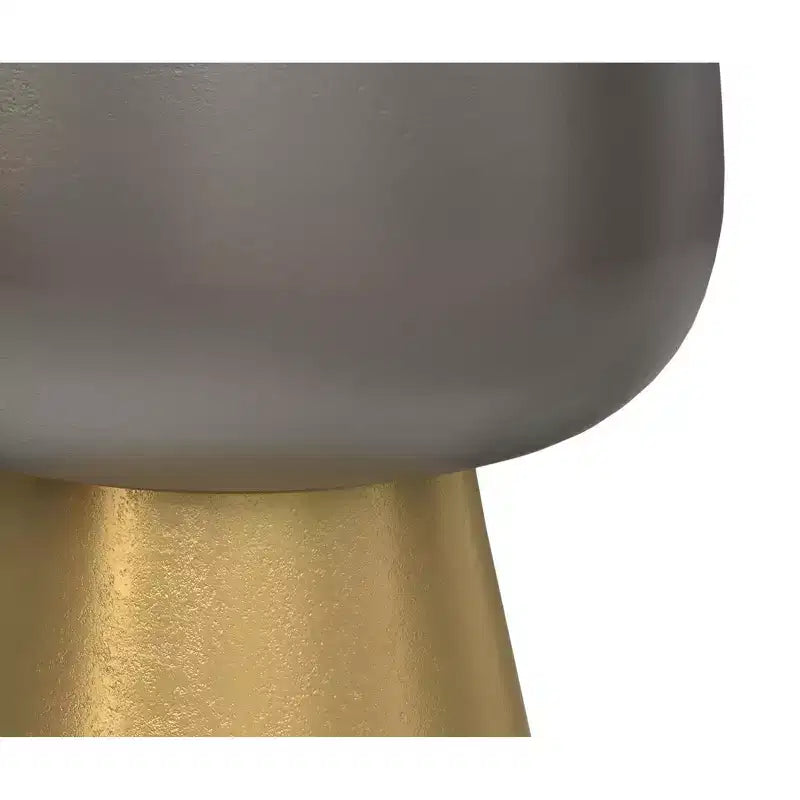 Table d'appoint Neal contemporaine de 14 po de large en aluminium moulé de couleur bronze antique/laiton antique, entièrement assemblée