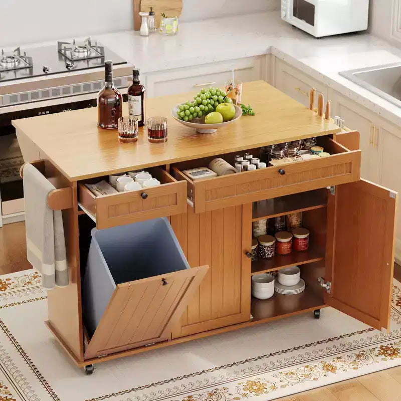 Desserte de cuisine roulante avec rangement, îlot de 140 cm de large sur roulettes avec étagère à épices, porte-serviettes, porte-couteaux et rangement pour poubelle.
