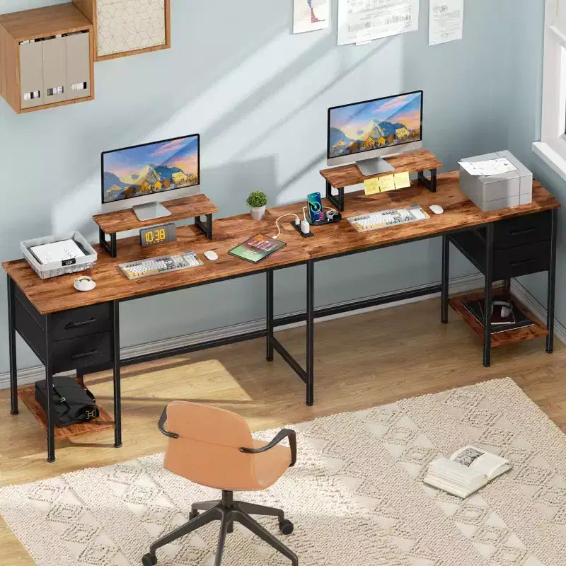 Bureau d'ordinateur en forme de L brun de 66 pouces avec station de charge, bureau de jeu de 94,4 pouces de long pour deux personnes, 4 tiroirs, 2 supports d'écran, rangement pour bureau à domicile