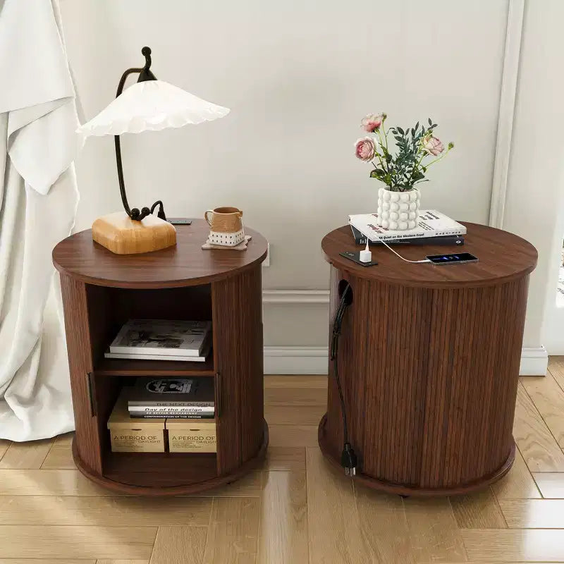Table de chevet moderne du milieu du siècle avec station de charge, porte coulissante, finition noyer ronde/cylindrique (W2700P385517)