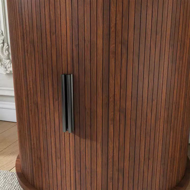 Table de chevet moderne du milieu du siècle avec station de charge, porte coulissante, finition noyer ronde/cylindrique (W2700P385517)