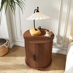 Table de chevet moderne du milieu du siècle avec station de charge, porte coulissante, finition noyer ronde/cylindrique (W2700P385517)