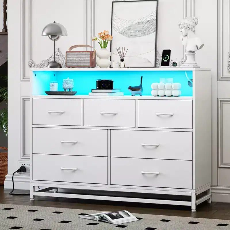 Commode à 7 tiroirs, Commode en bois avec lumières LED et station de charge, Commode avec grande capacité de rangement pour chambre, salon, couloir