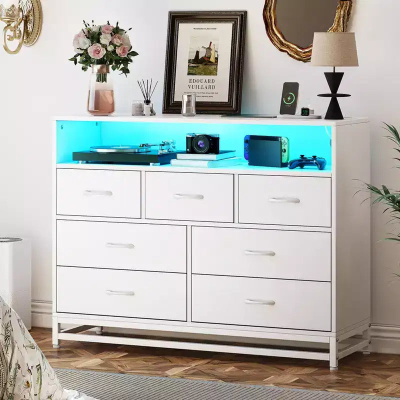 Commode à 7 tiroirs, Commode en bois avec lumières LED et station de charge, Commode avec grande capacité de rangement pour chambre, salon, couloir