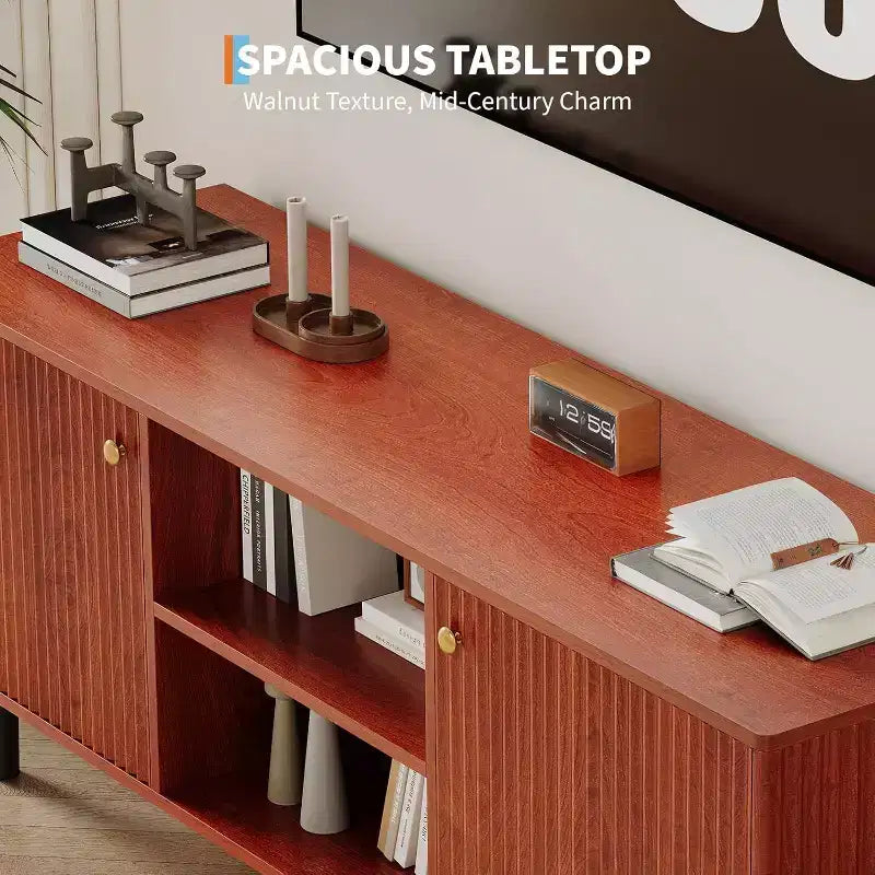 Meuble TV cannelé de 55 po avec 2 portes et étagères réglables, meuble TV en bois avec rangement, console TV, unité de divertissement pour salon et appartement