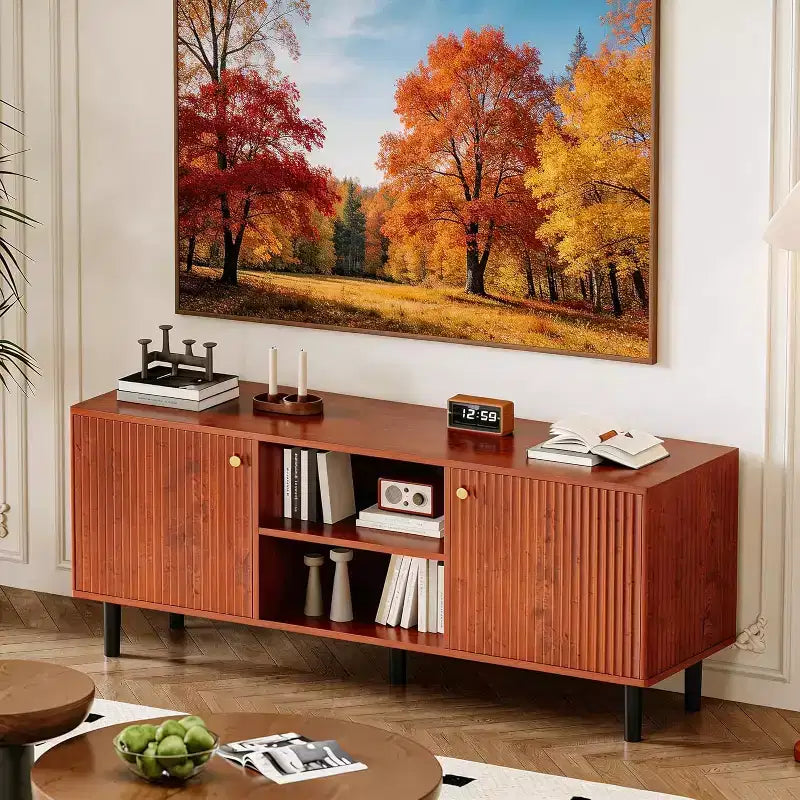 Meuble TV cannelé de 55 po avec 2 portes et étagères réglables, meuble TV en bois avec rangement, console TV, unité de divertissement pour salon et appartement