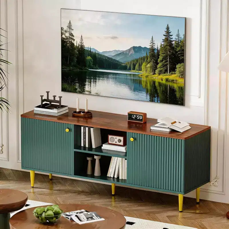 Meuble TV cannelé de 55 po avec 2 portes et étagères réglables, meuble TV en bois avec rangement, console TV, unité de divertissement pour salon et appartement
