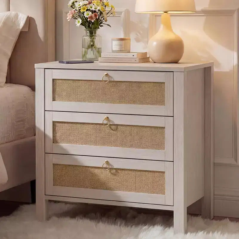 Lot de 2 tables de chevet en rotin, tables de nuit bohèmes en osier à 3 tiroirs avec poignées dorées, grandes tables d'appoint en bois pour chambre et salon, blanches