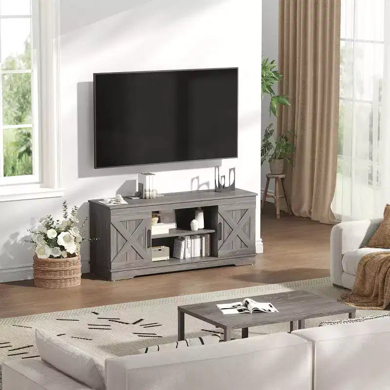Meuble TV JIONJOY de style ferme moderne de 147,3 cm pour téléviseurs jusqu'à 65 pouces - Gris naturel, capacité de 90,7 kg, étagères de rangement réglables