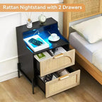 Lot de 2 tables de chevet en rotin et bois, station de recharge et lumières LED, ports/prises USB, 3 tiroirs en rotin, noir pour chambre à coucher