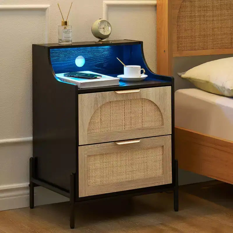 Lot de 2 tables de chevet en rotin et bois, station de recharge et lumières LED, ports/prises USB, 3 tiroirs en rotin, noir pour chambre à coucher