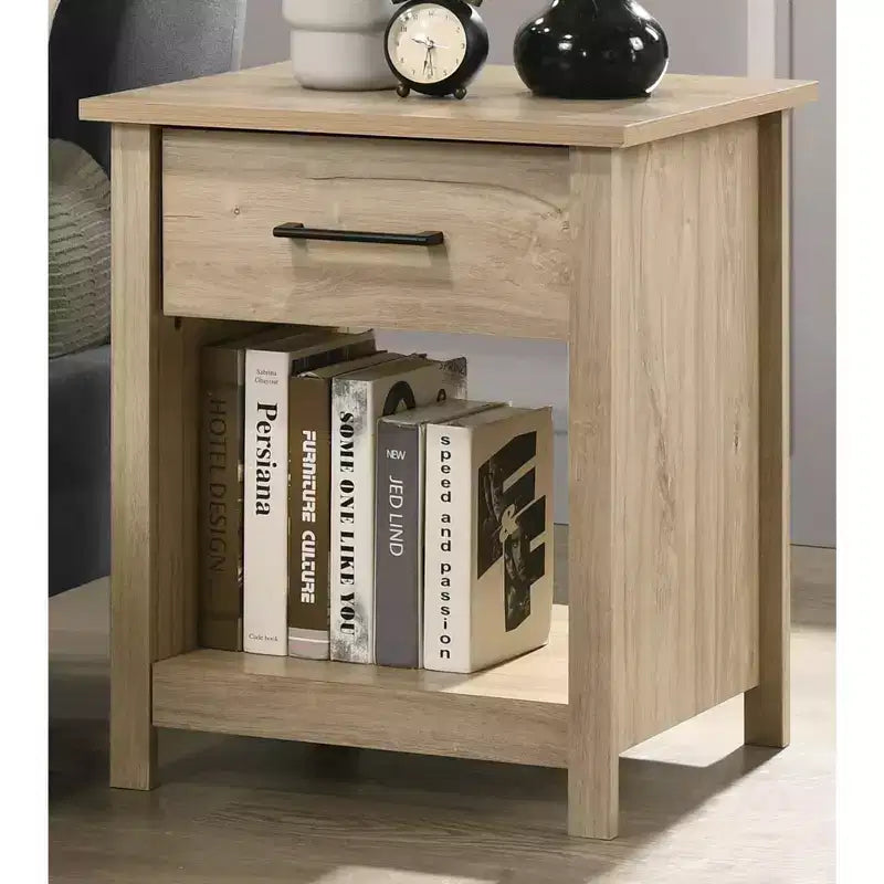 Cette table de chevet avec 1 tiroir Celeste 20W au fini chêne clair allie un style contemporain à des solutions de rangement astucieuses, créant un espace.